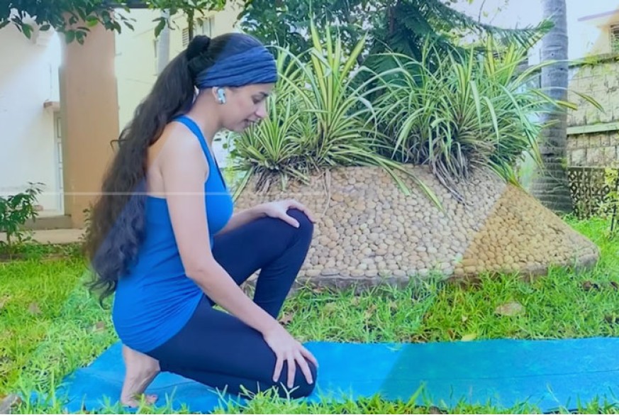sfidn - Manfaat Crow Walking Pose yang Baik untuk Kesehatan Lutut