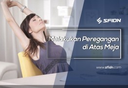 Melakukan Peregangan di Atas Meja