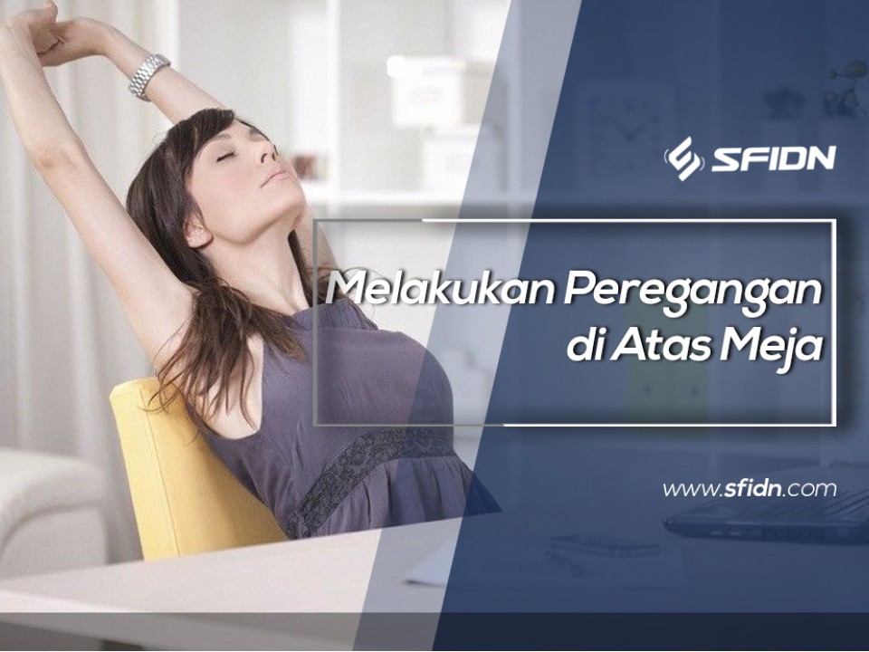 Melakukan Peregangan di Atas Meja